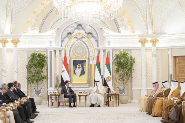 الشيخ محمد بن زايد والرئيس السوري خلال اللقاء اليوم في أبوظبي (وام) 