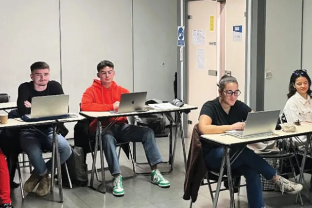 هل يستطيع الفقراء الالتحاق بمعاهد الإعلام الفرنسية؟