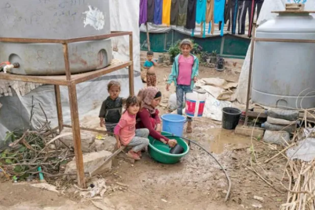 شمالی لبنان کے علاقے عکار میں بے گھر شامیوں کے کیمپ میں شامی بچے (اے ایف پی)