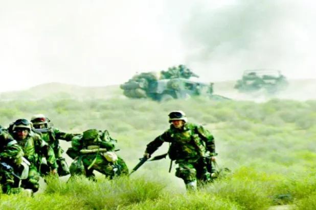 21 مارچ 2003 کو جنوبی عراق میں داخل ہونے والے پہلے امریکی فوجی (رائٹرز)