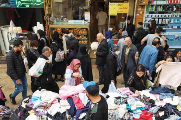 گذشتہ ہفتے ایرانی لوگ نئے سال سے پہلے تہران بازار میں خریداری کر رہے ہیں (اے ایف پی)