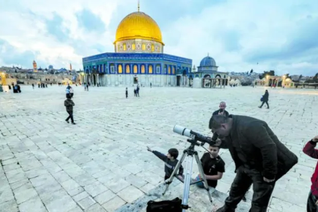 منگل کے روز مسجد اقصیٰ میں ڈوم آف دی راک کے قریب رمضان کی رویت ہلال سے قبل (اے ایف پی)