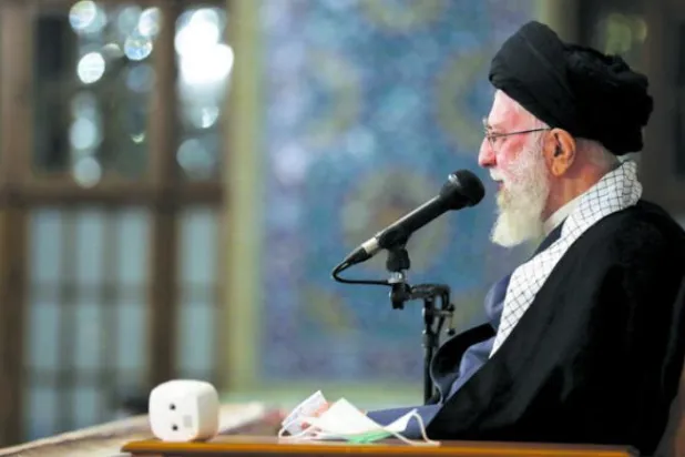 کل مشہد میں خامنہ ای کی تقریر کی ایک تصویر جسے خامنہ ای کی ویب سائٹ نے نشر کیا