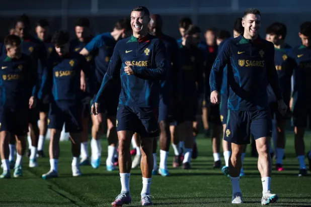 مدرب البرتغال: رونالدو رمز للفريق... ومتفان جداً