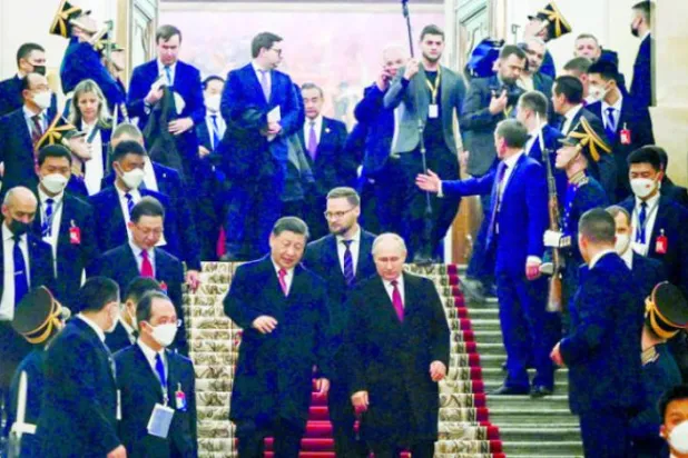 روس کے صدر ولادیمیر پوٹن اپنے چینی ہم منصب شی جن پنگ کو ماسکو سے رخصت ہوتے ہوئے الوداع کہہ رہے ہیں (اے ایف پی)