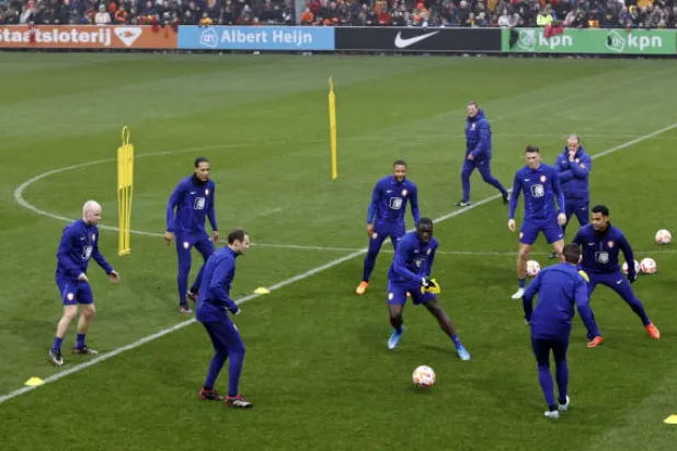 خمسة لاعبين يغادرون معسكر هولندا بسبب «عدوى فيروسية»