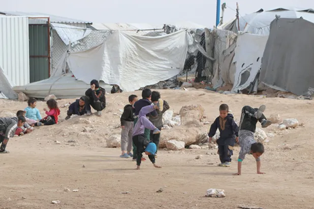 فتية «سلاحهم» الحجارة والعصى للدفاع عن قسم «النساء المهاجرات» في الهول