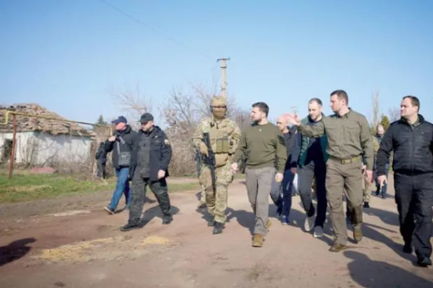 زیلنسکی جنوبی یوکرین کے علاقے کھیرسن میں جس پر روس کا  جزوی کنٹرول ہے (رائٹرز)