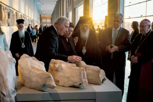 الفاتيكان يعيد قطعاً من معبد البارثينون إلى اليونان