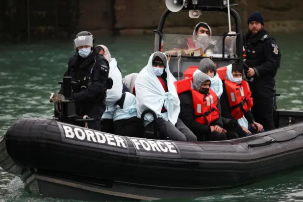 بريطانيا تعتزم نقل المهاجرين من الفنادق إلى قواعد عسكرية