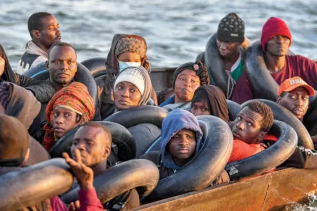 افریقی تارکین وطن جنہیں تیونس کے ساحلی محافظوں نے گزشتہ اکتوبر میں بچایا (اے ایف پی)
