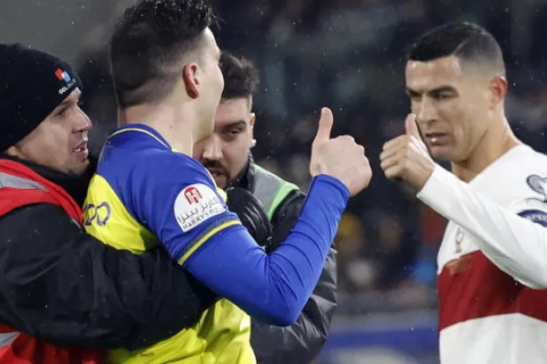 مرتدياً زي النصر... مشجع يقتحم ملعب «لوكسمبورغ» من أجل رونالدو