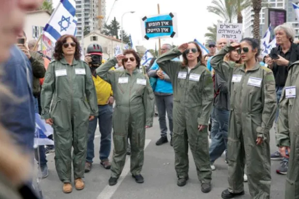 گزشتہ جمعرات کے روز تل ابیب میں حکومت کے خلاف مظاہرے کے دوران فضائیہ کی وردیوں میں اسرائیلی خواتین (ای پی اے)