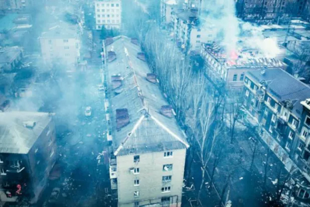 گزشتہ روز مشرقی یوکرین کے علاقے باخموت میں جلتی ہوئی عمارتوں کا ایک فضائی منظر (اے پی)