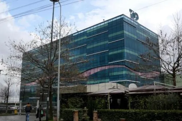 Arnavutluk'ta televizyon binasına düzenlenen silahlı saldırıda güvenlik görevlisi öldü