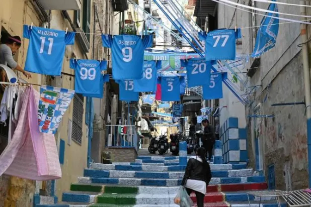 نابولي تتلون بالأزرق استعداداً للتتويج بأول لقب للدوري الإيطالي منذ حقبة مارادونا