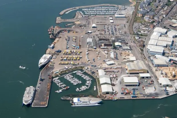 تسرب نفطي بمرفأ في جنوب إنجلترا