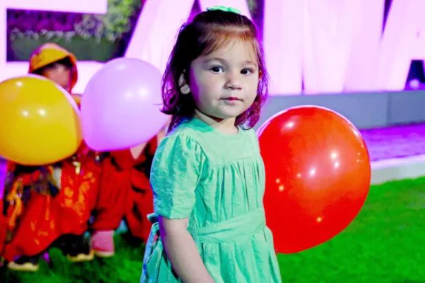 طفلة أفغانية نقلت إلى قطر خلال انفجار مطار كابل تعود لأحضان عائلتها