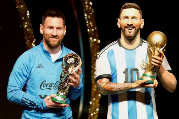 تمثال ميسي بجوار مارادونا وبيليه في متحف الكونميبول (صور)