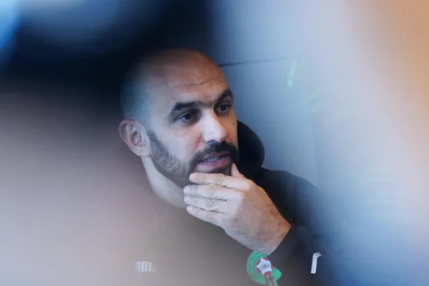 الركراكي: لا نقبل العنصرية... سنسامح عامل الفندق اقتداءً بعادات المغاربة