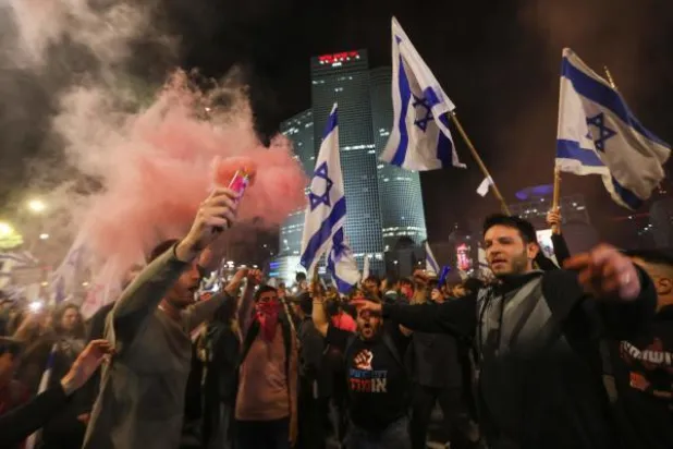 بايدن يحذّر إسرائيل من مواصلة مسار «المواجهة القضائية»