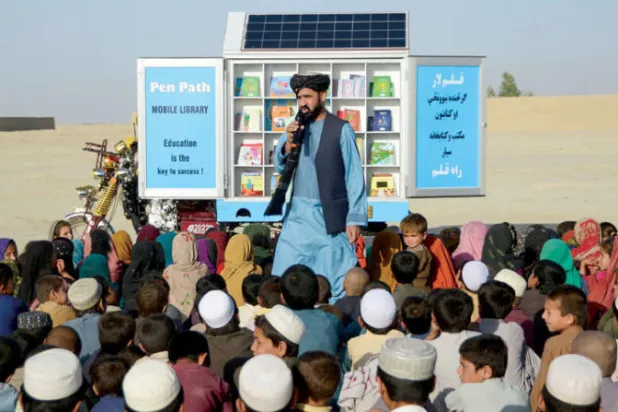 «طالبان» توقف ناشطاً يشجع على تعليم الفتيات