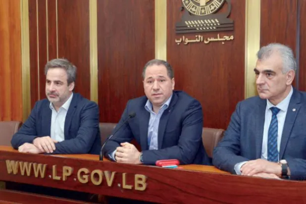 سیشن کے بعد جمیل اپنے ساتھیوں میشال معوض (دائیں) اور سلیم الصایغ کے وسط میں (لبنانی پارلیمانی ویب سائٹ)