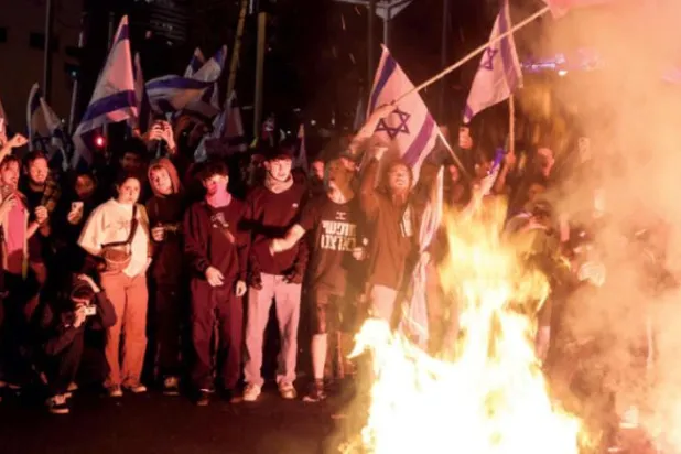 اسرائیلی پولیس پیر کی شام عدالتی اصلاحات کے منصوبوں کے خلاف تل ابیب میں احتجاج کو منتشر کرتے ہوئے (ڈی پی اے)