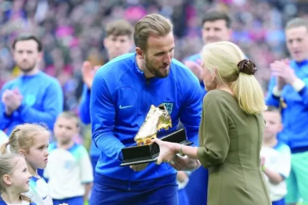 هاري كين حطم الرقم القياسي المسجل باسم روني مثل الصياد الذي ينقض على فريسته