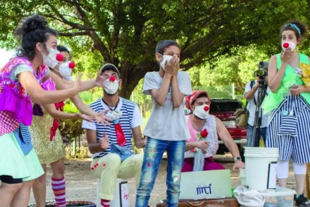 «كلاون مي إن» للتهريج تنشر رسائلها الإنسانية