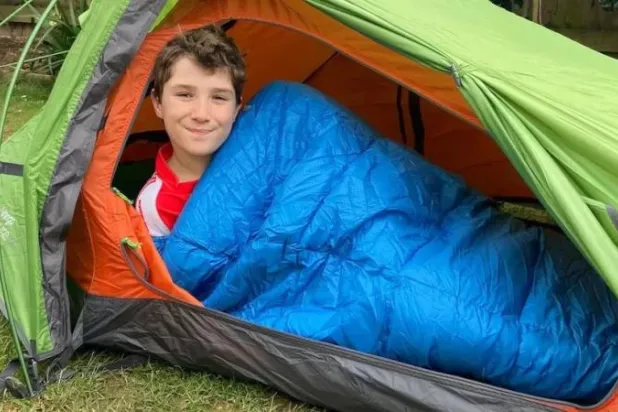 نام في خيمة 3 سنوات... مراهق بريطاني يدخل «غينيس» لجمعه 927 ألف دولار لأهداف خيرية