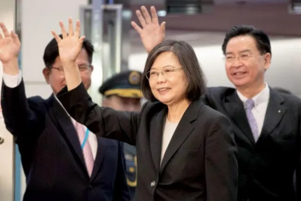 تائیوان کی خاتون صدر کل وسطی امریکہ کے لیے اپنی پرواز سے پہلے ایئر پورٹ پہنچنے پر (ای پی اے)