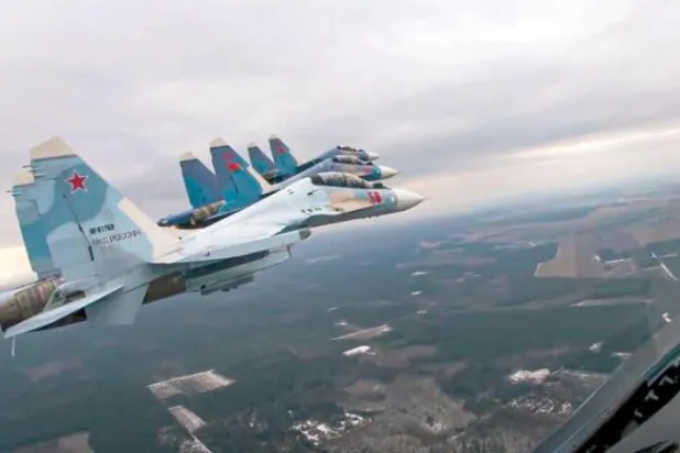 روسی اور بیلاروسی طیارے فروری 2022 میں بیلاروس پر مشترکہ پروازیں کرتے ہوئے (اے پی)