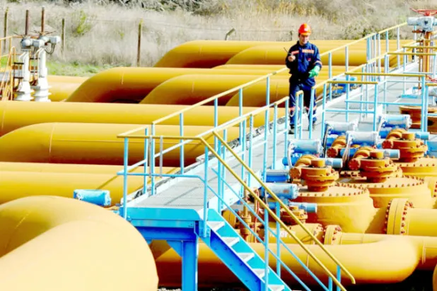 النفط يحقق مكاسب أسبوعية وسط أجواء ضبابية