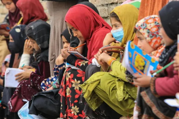 «طالبان» تغلق محطة إذاعية تديرها نساء في شمال شرق أفغانستان