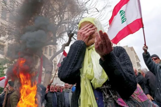 کرنسی گرنے پر گزشتہ روز بیروت میں ریٹائر افراد کی جانب سے منظم کیے گئے مظاہرے کے دوران ایک لبنانی خاتون متاثر دکھائی دے رہی ہے (اے ایف پی)