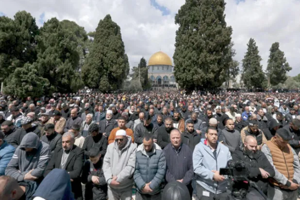 ربع مليون مصلٍّ في الأقصى رغم القيود الإسرائيلية