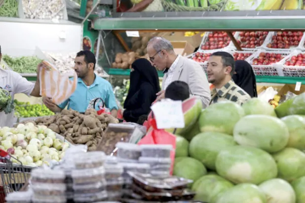 إتاوات حوثية تحرم السكان من الخضار والفاكهة