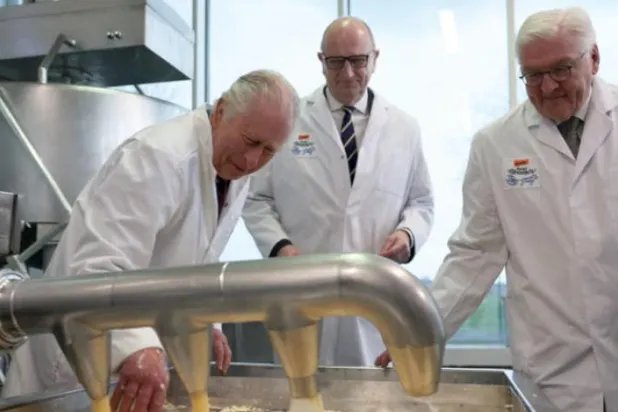 برطانیہ کے بادشاہ اور جرمن صدر کل بروڈون گاؤں میں ایک پنیر کی فیکٹری کے دورے کے دوران (رائٹرز)