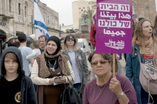 عدالتی نظام کو نشانہ بنانے کے حکومتی منصوبوں کے خلاف یافا میں اسرائیلی احتجاجوں میں شریک ایک فلسطینی خاتون (اے پی)