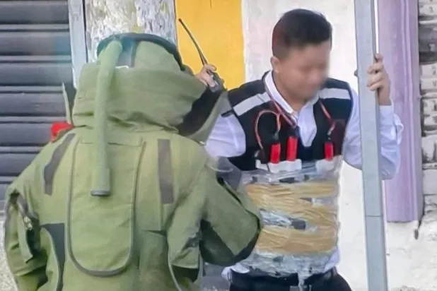 Ekvator'da bir güvenlik görevlisi, üzerine dinamit bağlanıp sokağa bırakıldı