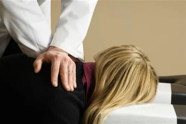 بينها عدم شرب الماء... طبيبة تكشف عن أخطاء يومية تسبب آلام الظهر