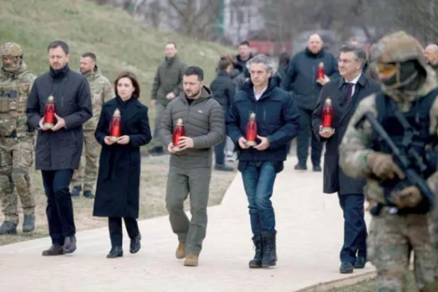 یوکرین کے صدر ولادیمیر زیلنسکی کل سلوواکیہ، مالدووا، سلووینیا اور کروشیا کے رہنماؤں کے ہمراہ موم بتیاں اٹھائے بوچا میں روسی حملے میں ہلاک شدگان کی اجتماعی قبر پر جاتے ہوئے (اے ایف پ)