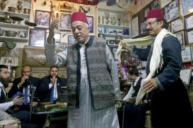 دمشق کے پرانے شہر میں 27 مارچ کو ماہ رمضان المبارک کی مناسبت پر نعت خواں حضرات محفل کے دوران  (اے ایف پی)