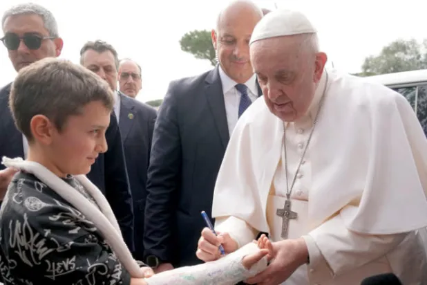 بابا الفاتيكان يغادر المستشفى بعد وعكة صحية