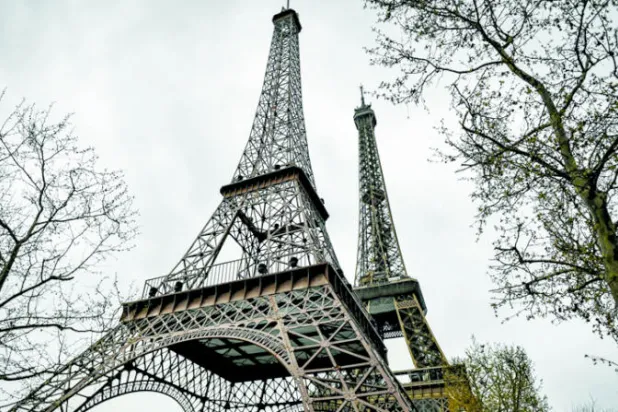 برج «إيفل» ثانٍ في باريس حقيقة أم «كذبة أبريل»؟