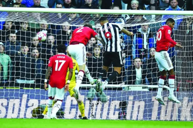 «نيوكاسل» يثأر من «يونايتد» ويزيحه من المركز الثالث... و«وستهام» يخرج من دائرة الخطر