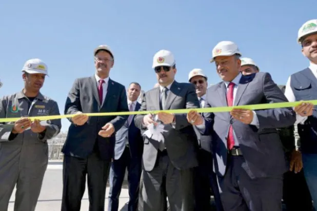 عراقی وزیر اعظم محمد السودانی (درمیان میں) کربلا آئل ریفائنری کی افتتاحی تقریب کے دوران (اے ایف پی)