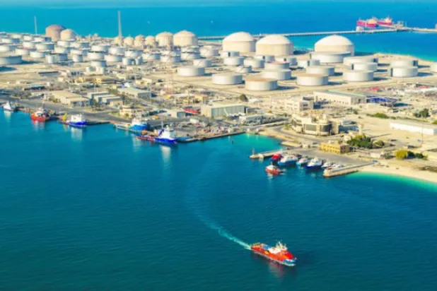 خلیج عرب میں سعودی عرب کے مشرقی علاقے راس تنورا کی بندرگاہ پر تیل کے ٹینک اور کارگو جہاز (سعودی آرامکو ویب سائٹ)