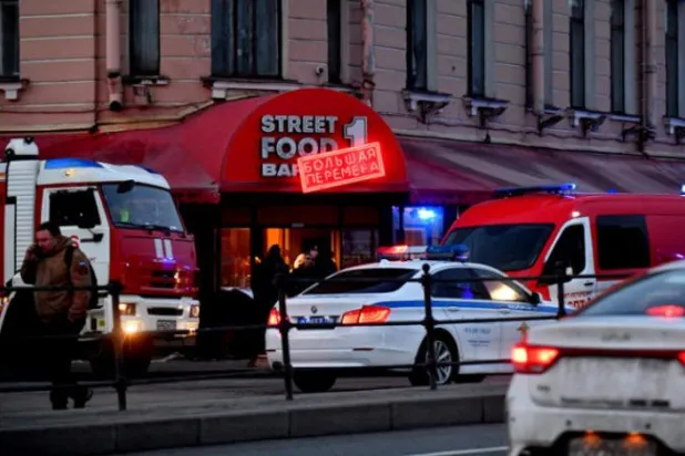 تفتیش کار سینٹ پیٹرزبرگ کے اس کیفے کی تفتیش کر رہے ہیں جہاں کل بم دھماکہ ہوا تھا (اے ایف پی)